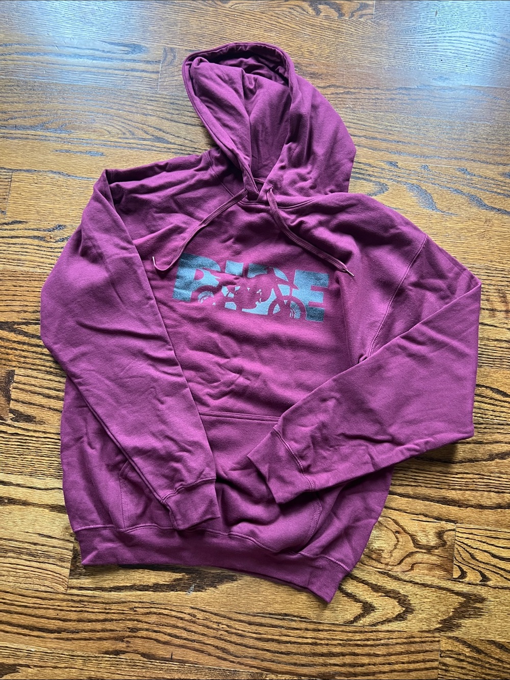 Gildan Men's Hooded Sweatshirt in Burgundy with Front Graphic